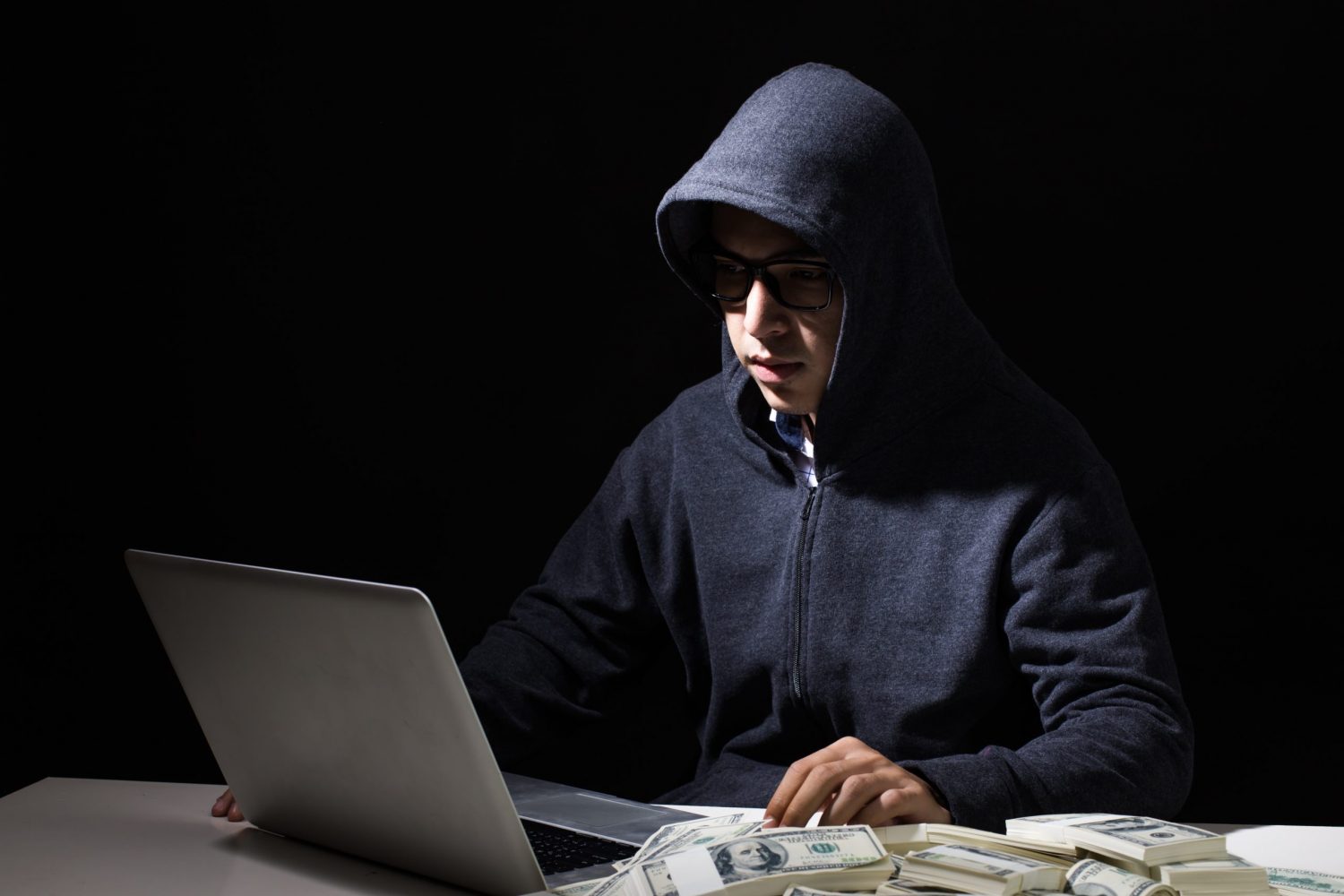 hacker man hacking money from online business man 2025 10 16 04 38 16 utc scaled e1765484205314 ¿Tu Culpa o Negligencia Bancaria? La Vergonzosa Verdad Detrás del Aumento de Robos Digitales